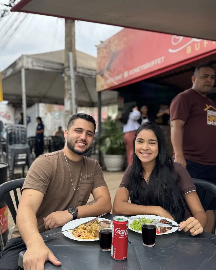 Amigos almoçando no salão