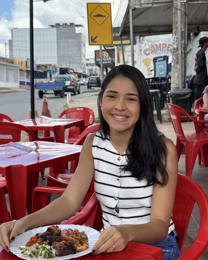 Cliente com o prato na varanda