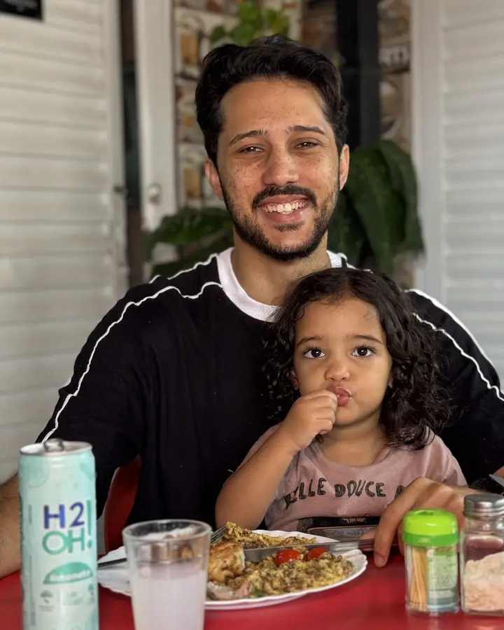 Família almoçando
