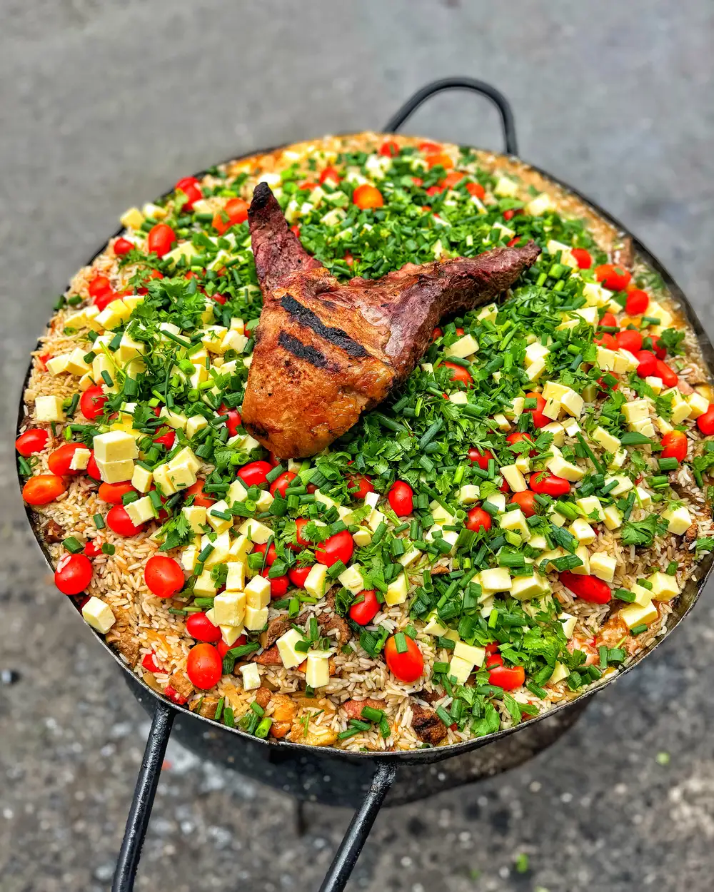 Tacho de carreteiro com costela, queijo, tomate-cereja e cheiro-verde